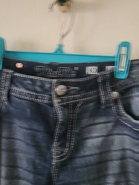 Miss Me Indigo Washed Denim Capri Jeans.